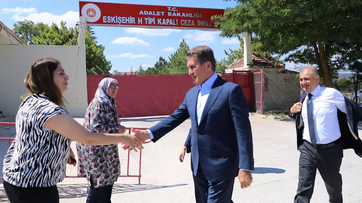 Mustafa sarıgül, "bizim toprağımıza, ulusumuzun birliğine, beraberliğine i̇ngiltere'deki başbakan adayı asla dil uzatamaz. Bu sözünü derhal geri almasını talep ediyorum" dedi.