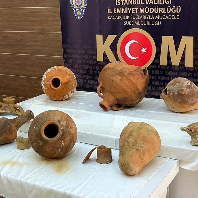 Kaçakçılık Suçlarıyla Mücadele Şube Müdürlüğü ekipleri, Sarıyer'deki bir balık restoranına düzenlenen operasyonda antik çağlara ait bir çeşit Yunan çömleği 11 amfora ele geçirildi.