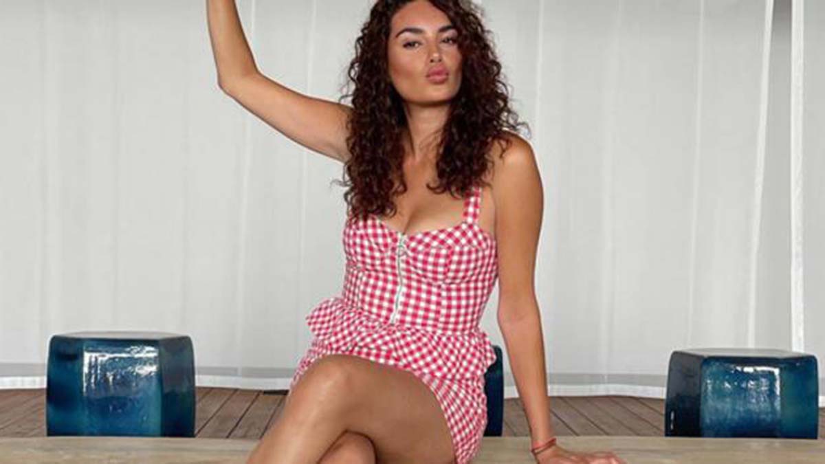 Beyoğlu'nda, ablası eski manken Aysu Baçeoğlu ve arkadaşıyla birlikte bir restoranda oturan şarkıcı Günsu İnce'nin çantası, bir erkeğin yardım ettiği 3 kadın tarafından çalındı.