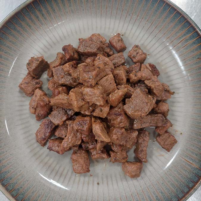 Kurban Bayramı’nda hayvan kesildikten sonra ölüm sertliği olacağı için ilk gün kavurma yapılmasını önermeyen Beykent Üniversitesi Aşçılık Programı Başkanı Şef Emre Öztürk'ten lokum gibi kavurma tarifi.