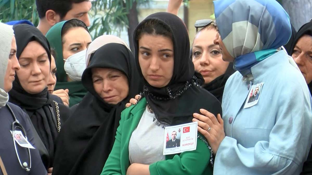 Pençe-Kilit Operasyonu'nda şehit olan Piyade Uzman Çavuş Enes Özgül İstanbul'da son yolculuğuna uğurlandı.