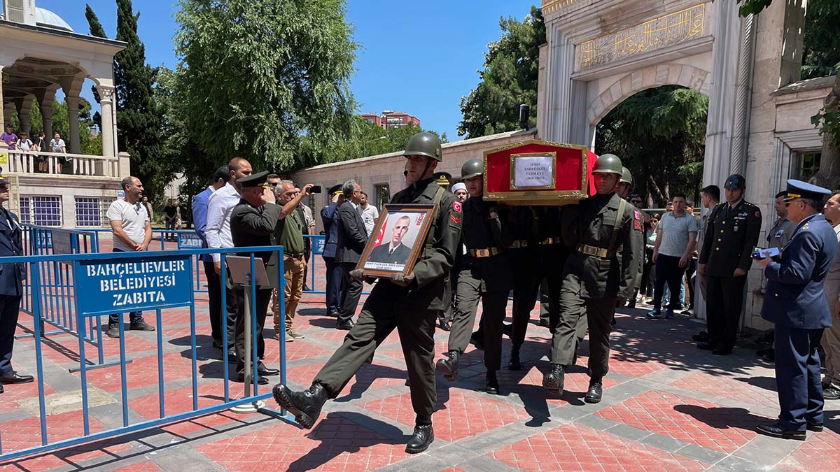 Uzman Çavuş Enes Özgül son yolculuğuna uğurlandı