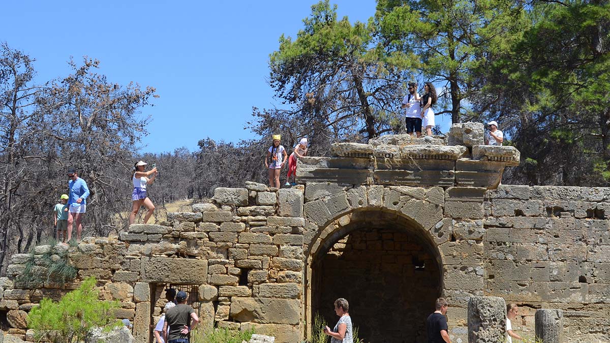 Seleukeia Antik Kenti'nde yangının izleri silindi