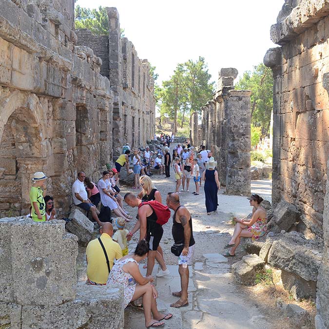 Antalya'nın Manavgat ilçesindeki büyük orman yangınında zarar gören Seleukeia Antik Kenti, yeniden ziyaretçilerin uğrak yeri oldu.
