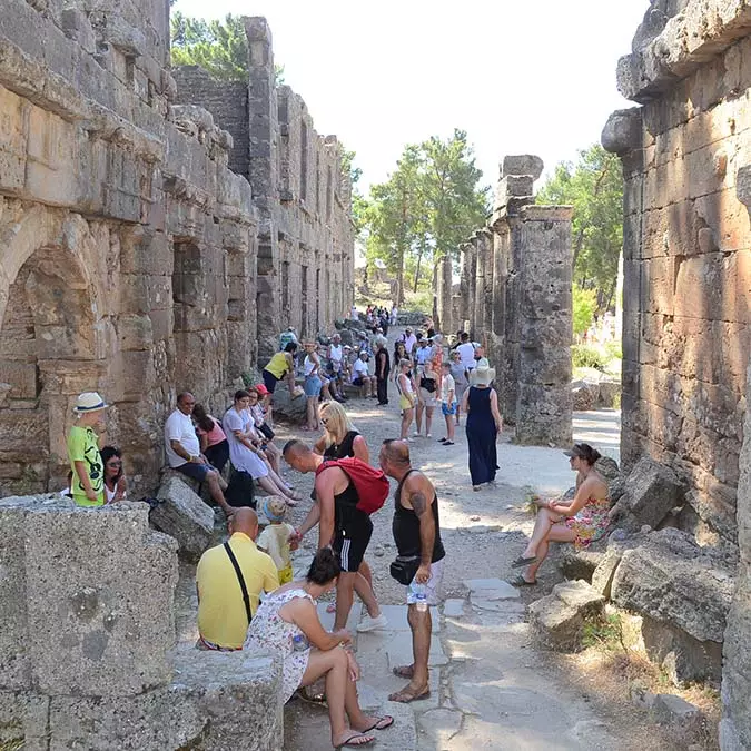 Antalya'nın manavgat ilçesindeki büyük orman yangınında zarar gören seleukeia antik kenti, yeniden ziyaretçilerin uğrak yeri oldu.