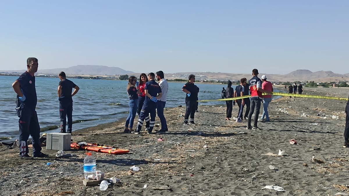 Van Gölü'ne giren çocuklar akıntıya kapıldı