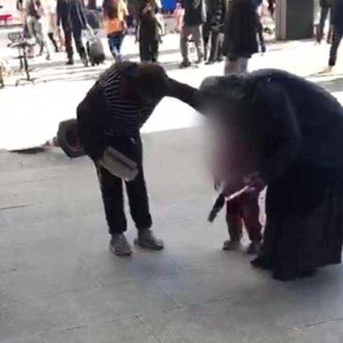 Şirinevler'de yaşları 2 ile 15 arasında değişen çocuklar, yanlarındaki kişiler tarafından dilendirilirken, şiddet uygulanarak dilendirilen çocukların dramı yürekleri burktu.