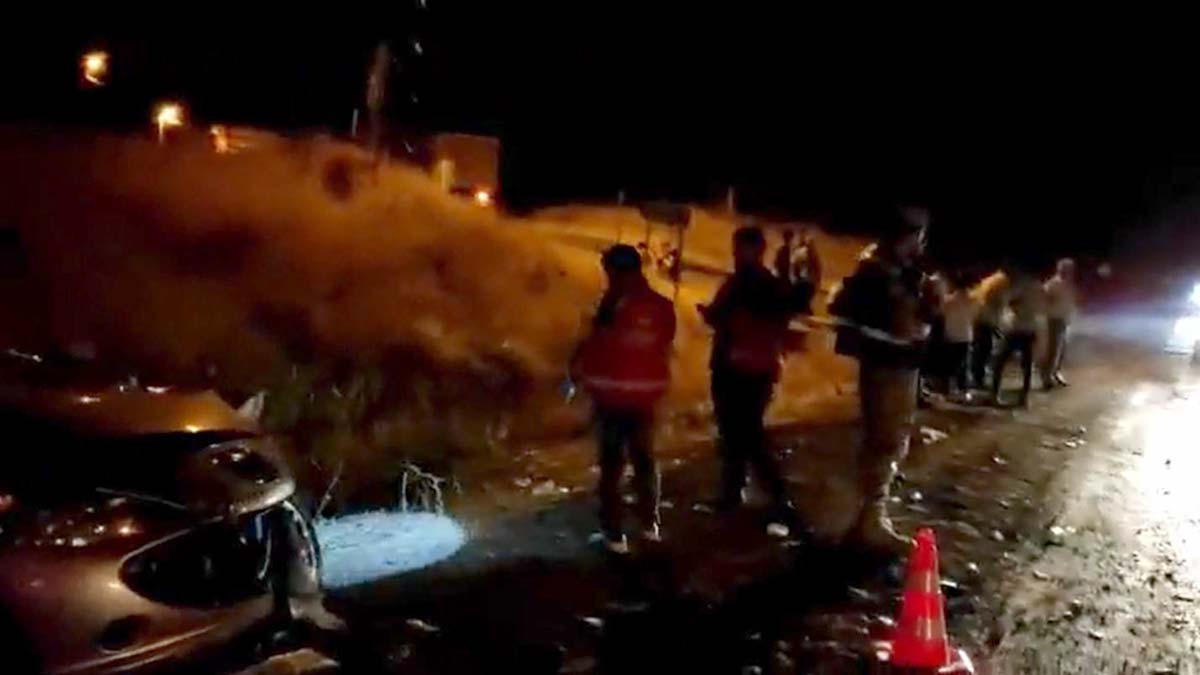 Siirt'te otomobille kamyonet çarpıştı: 11 yaralı