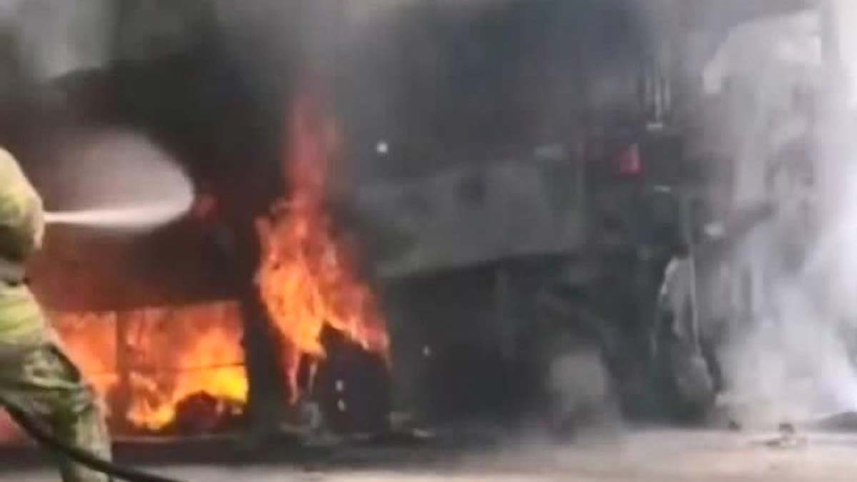 Seyir halindeki otobüs alev alev yandı