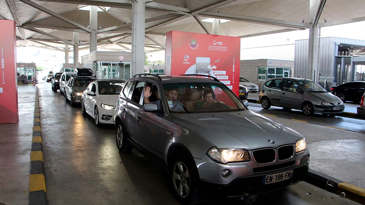 Edirne'den Bulgaristan'a açılan Kapıkule ve Hamzabeyli sınır kapıları ile Yunanistan'a açılan İpsala ve Pazarkule sınır kapılarından 19 günde ülkeye 578 bin gurbetçi giriş yaptı.