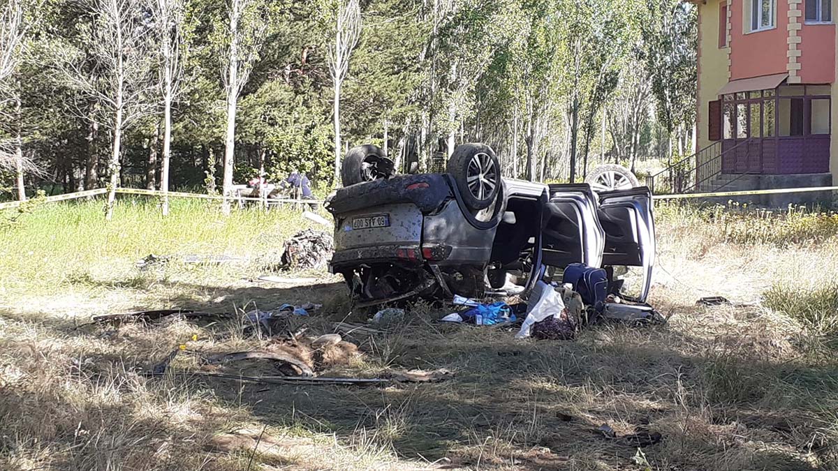 Cip şarampole yuvarlandı 3 kişi öldü