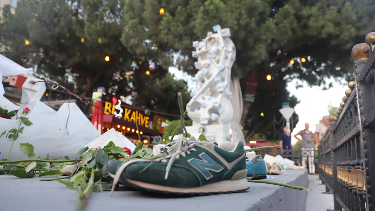 Srebrenitsa katliamı şehitleri anıldı