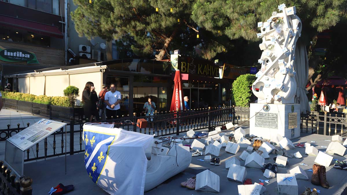 Srebrenitsa katliamı şehitleri anıldı