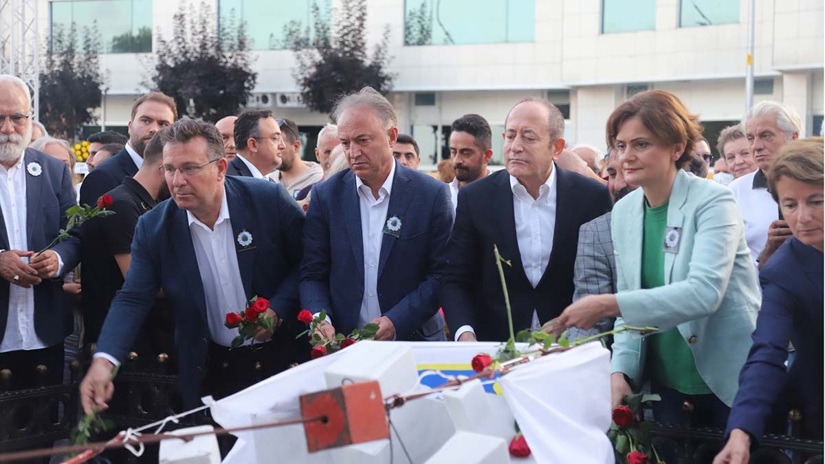 Kartal Belediyesi, Sırp ordusunun Bosna-Hersek’in doğusundaki Srebrenitsa’yı işgal ederek, 8 binin üzerinde Boşnak sivili katledişinin 27’nci yılı dolayısıyla, Srebrenitsa katliamı şehitleri için bir anma programı düzenledi.
