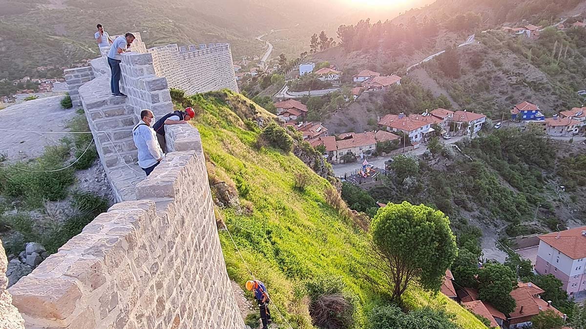 Kale surundan düşen Ferdi'nin annesi; Eşim kaleden at dedi
