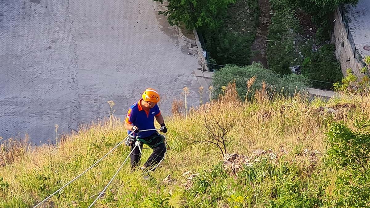 Çorum’da, 1 yıl önce kale surundan düşen Ferdi Arık’ın (21) ölümüyle ilgili ‘altsoyu nitelikli kasten öldürme’ suçundan tutuklanan anne Meşhure Arık (45), ilk kez hakim karşısına çıktı.