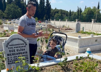 Ege ablasının mezarına gitti