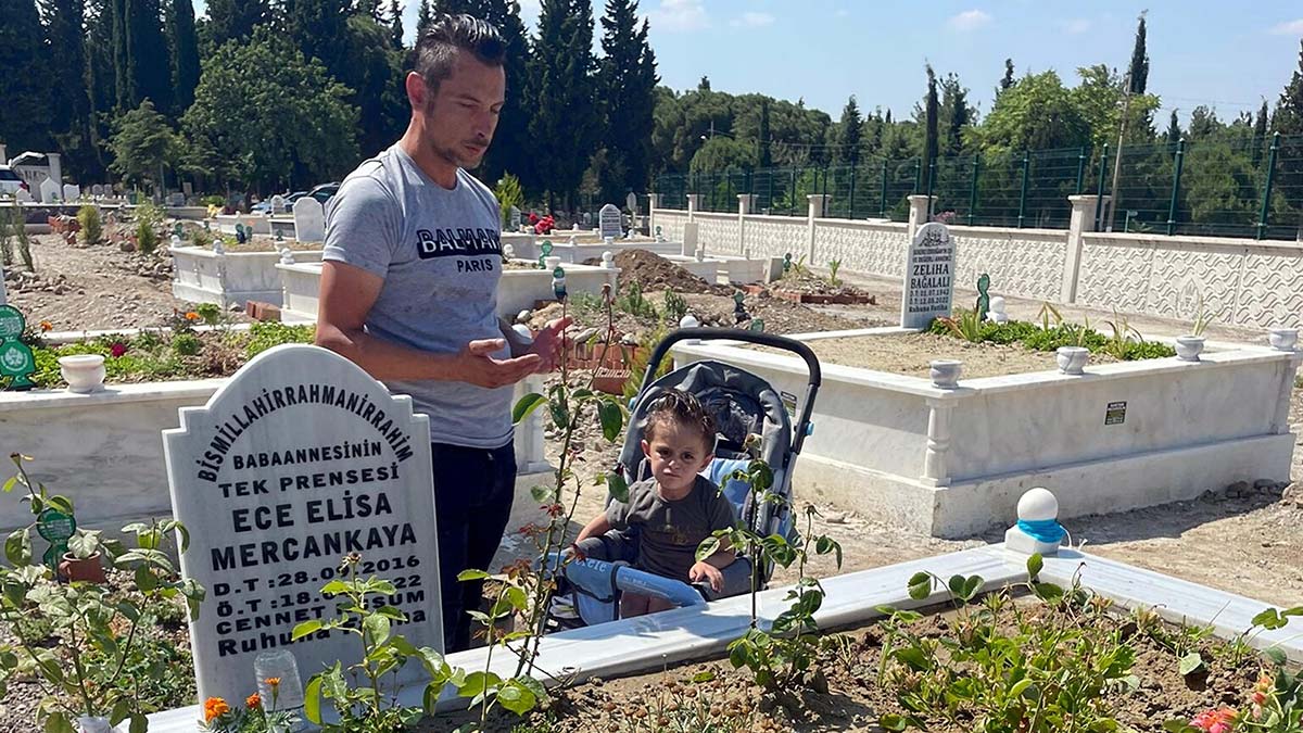 Ege ablasının mezarına gitti