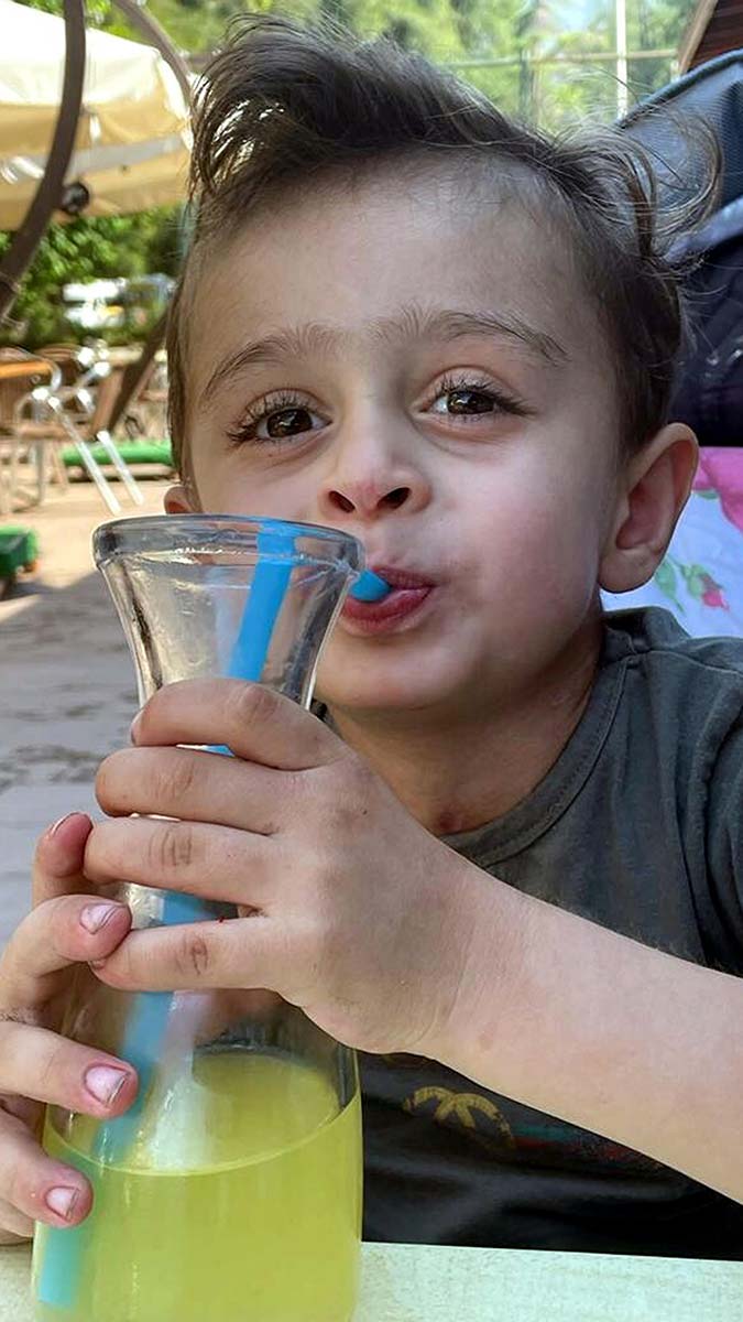 İzmir'de, restoranda yemek yedikten sonra rahatsızlanıp, kaldırıldığı hastanede hayatını kaybeden, ölüm nedeni 'belirsiz' olarak kayıtlara geçen Ece Elisa'nın (6) kardeşi Ege ablasının mezarına götürüldü.