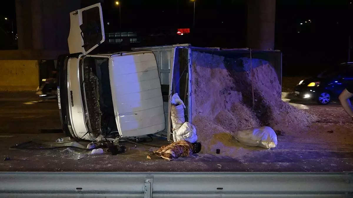 Bursa'da virajı alamayan talaş yüklü kamyonet devrildi. Kazada 2 kişi yaralanırken, kazanın kamyonetin aşırı yüklü olması nedeniyle gerçekleştiği iddia edildi.