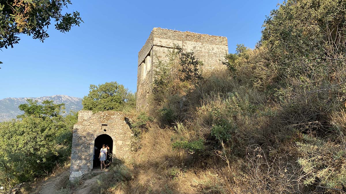 Kayaköy'deki yapılara zarar verdiler