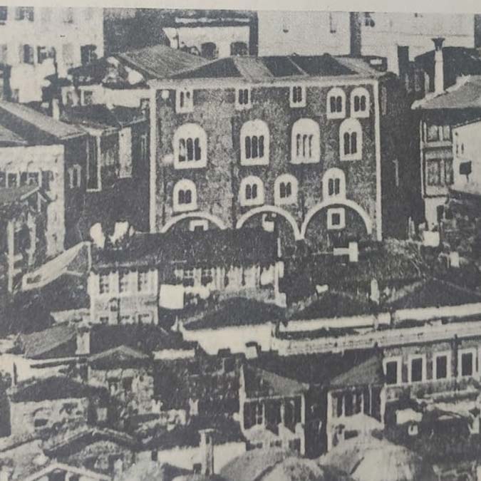 Cenevizliler tarafından 1316 yılında Galata'da yaptırılan Podesta Sarayı, 7 milyon dolardan satışa çıkarıldı. Sarayın sahibi Nizam Hışım, "Yeni alıcısının bu binanın gerçek değerini bilen biri olması lazım.