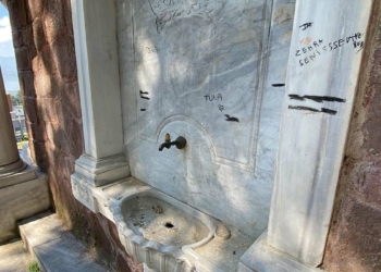 Tarihi saat kulesinin altındaki çeşmelere zarar verdiler