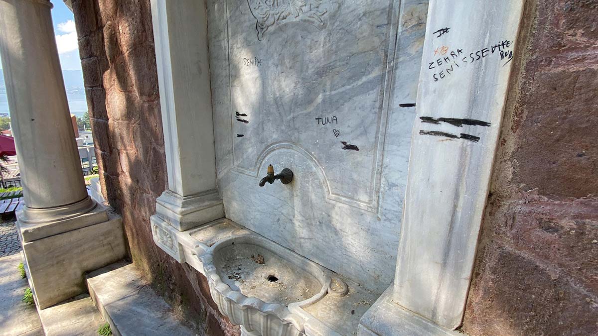 Tarihi saat kulesinin altındaki çeşmelere zarar verdiler