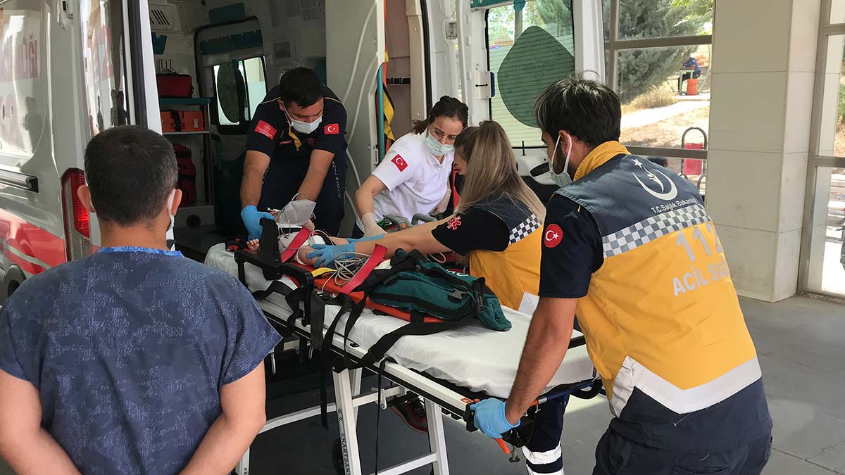 Otomobili TIR'a arkadan çarptı, 3 kişi yaralandı