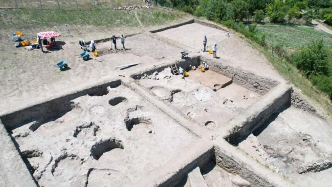 3 bin 300 yıllık mühür ve hançer bulundu