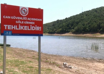 Tehlike uyarısına rağmen göle girdiler