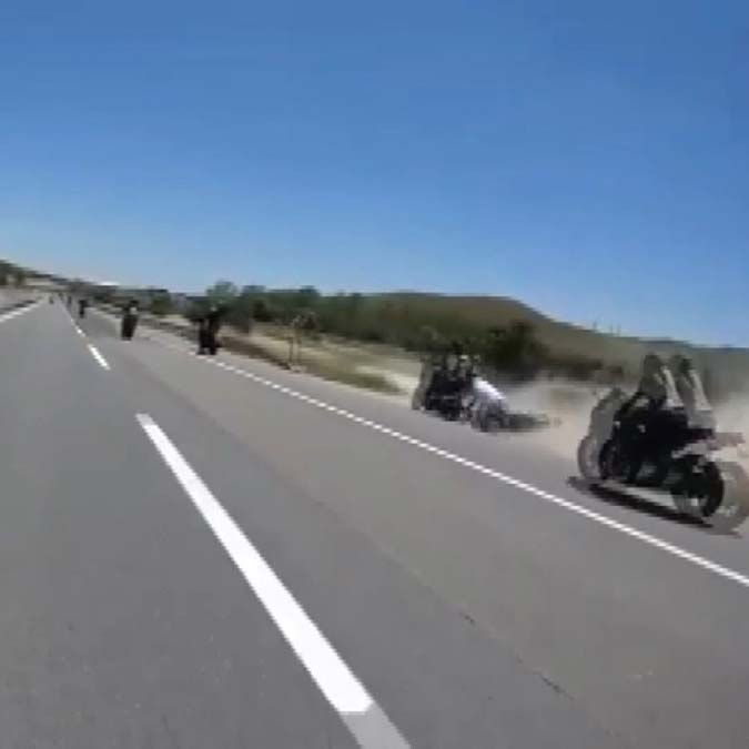 Motosikletli grup kaza yaptı; 2 kişi yaralandı