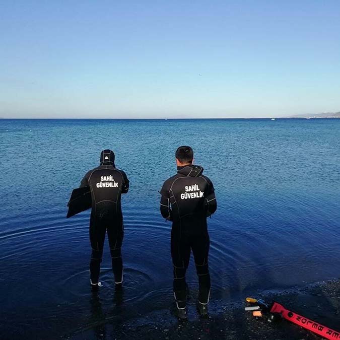 Balıkesir'in Edremit ilçesinde akşam saatlerinde fiber teknenin batması sonucu kaybolan Sinan Yeniçeri (43) ile Hasan Hüseyin Işıktaş'ı (21) arama çalışmaları 98 personelle 4'üncü gününde sürüyor.