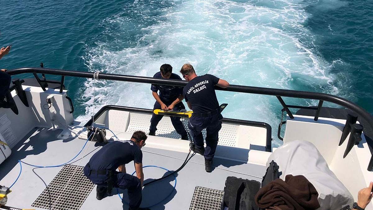 Teknenin batmasıyla kaybolan 2 kişi 98 personelle aranıyor