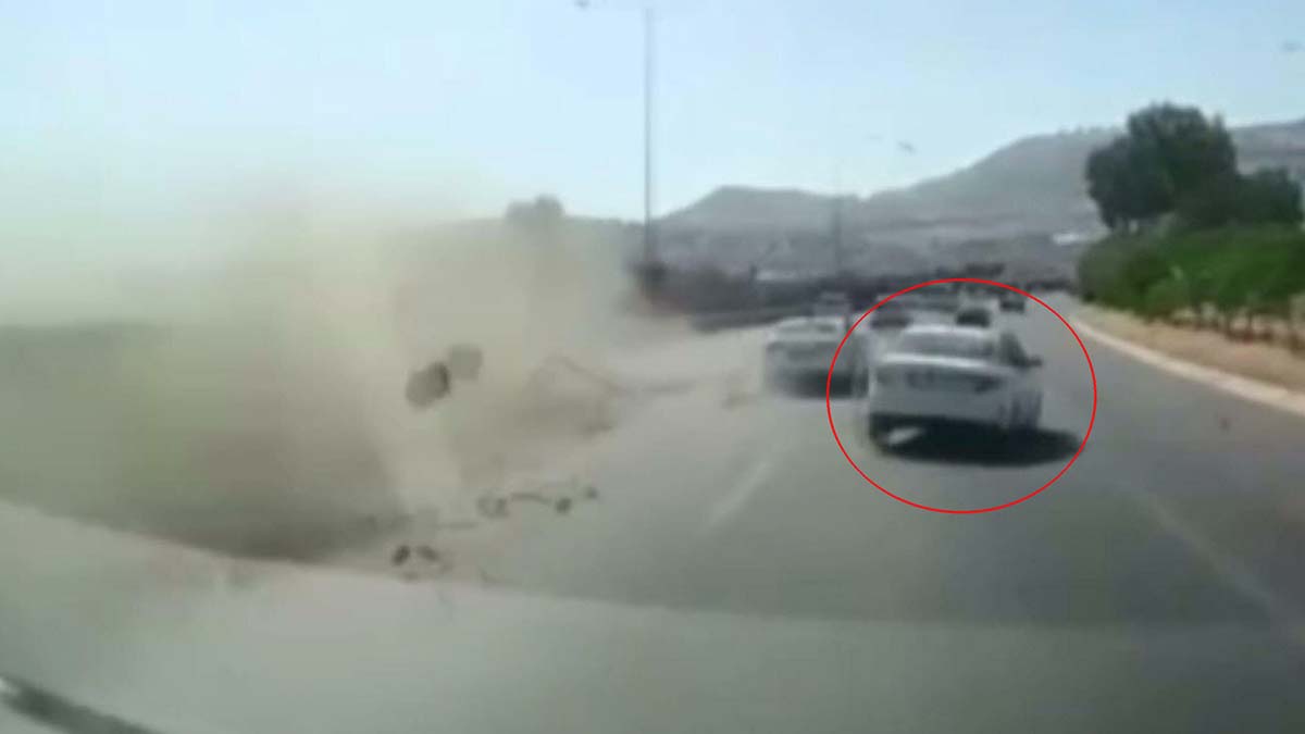 İzmir'de lastiği patlayınca bariyerleri aşarak, karşı şeride geçen TIR'ı fark eden otomobil sürücüsü Hamza Can Erdönmez (30), son anda manevra yaparak kurtuldu. Ölüm ile yaşam arasındaki ince çizgide gidip, geldiğini belirten Erdönmez, "TIR bariyere değdiği sırada hamle yaptım. TIR karşı şeride geçti. O anki refleksle 2 şerit sağa atlayarak hayatta kaldım" dedi.