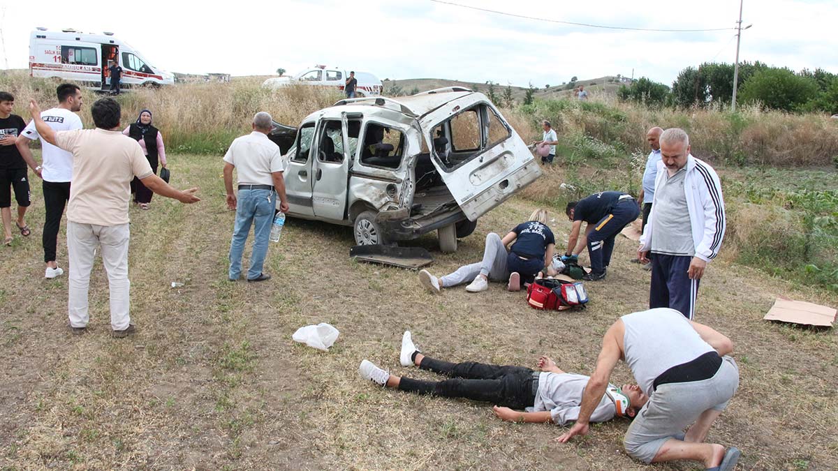 Tokat'ta hafif ticari araç şarampole devrildi