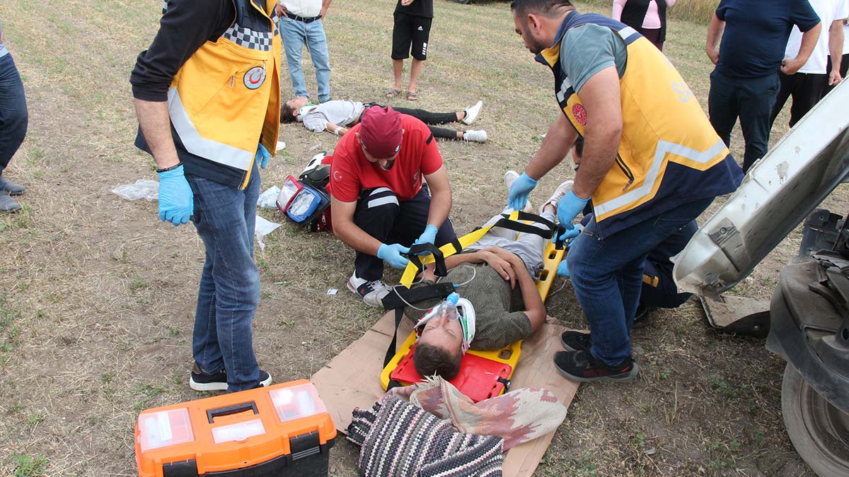 Tokat'ta hafif ticari araç şarampole devrildi