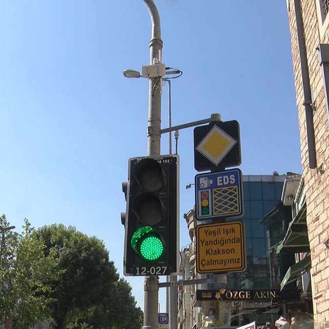 Trafikte geçiş üstünlüğü bulunan ambulans, itfaiye gibi acil durum araçlarının kırmızı ışığa takılmasını engelleyecek projenin pilot uygulaması, İstanbul'da başladı.