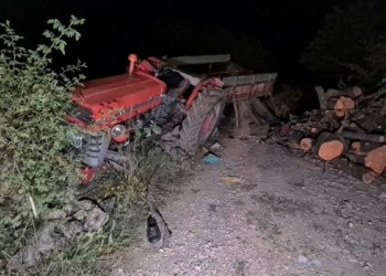 Odun yüklü traktör devrildi 2 kişi öldü