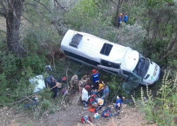 Karadeniz turu dönüşü minibüs şarampole uçtu; 19 yaralı var