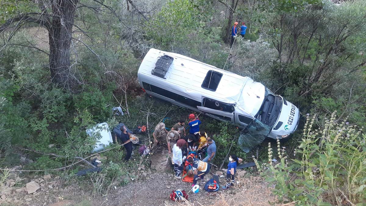 Karadeniz turu dönüşü minibüs şarampole uçtu; 19 yaralı var