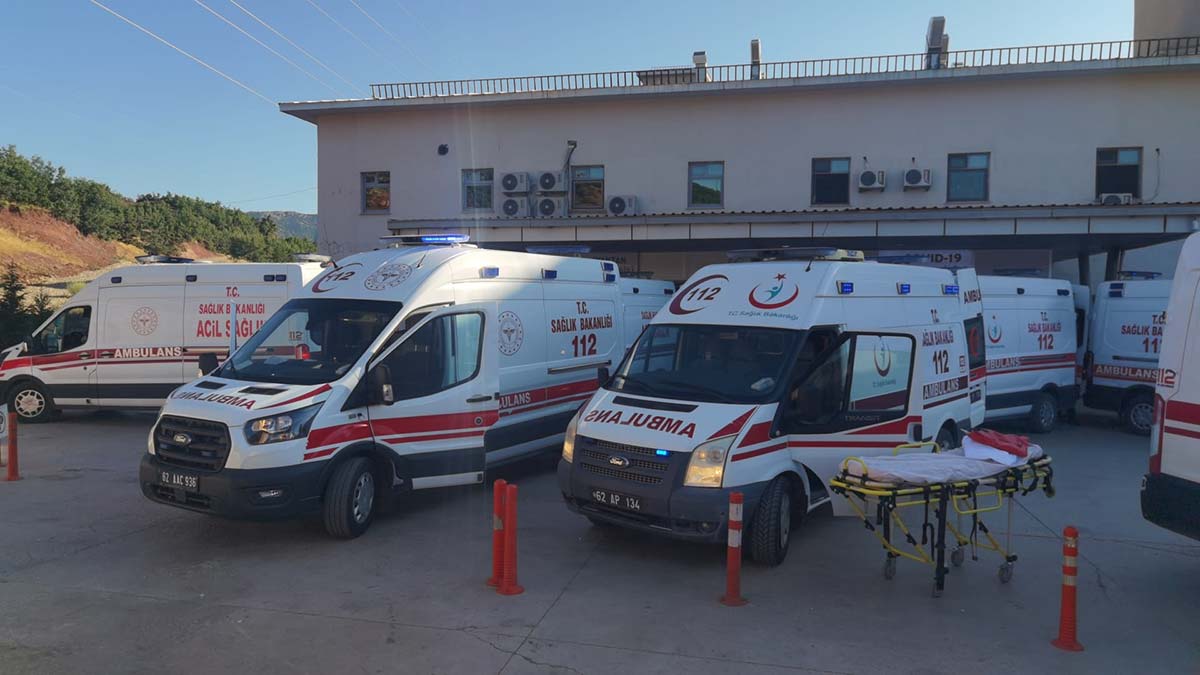 Tunceli'de, Karadeniz turu dönüşü minibüs şarampole uçtu: 3'ü ağır 19 kişi yaralandı. yaralılar, ambulanslarla Tunceli Devlet Hastanesi'ne kaldırılarak tedavi altına alındı.