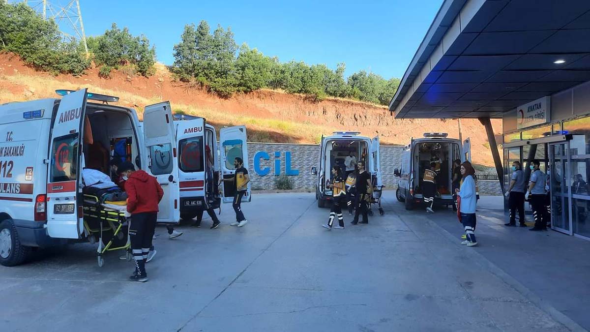 Karadeniz turu dönüşü minibüs şarampole uçtu; 19 yaralı var