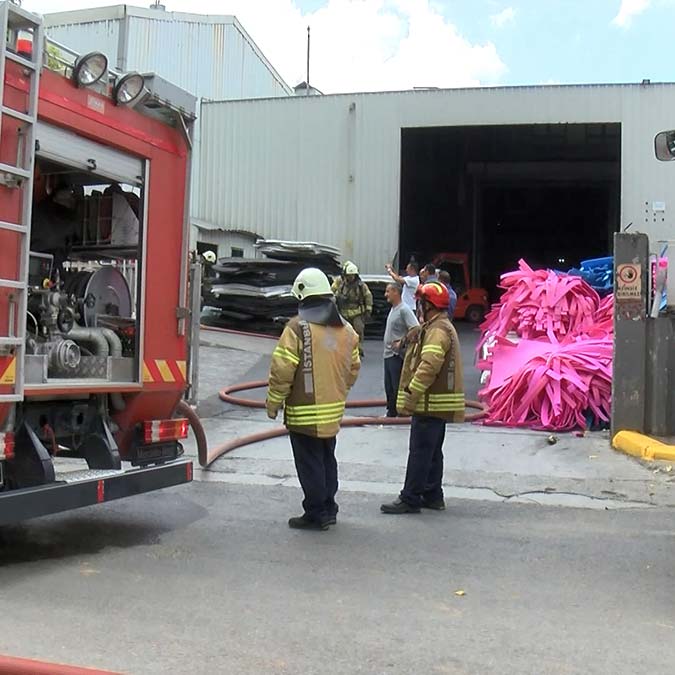 Tuzla'da kauçuk fabrikası yandı