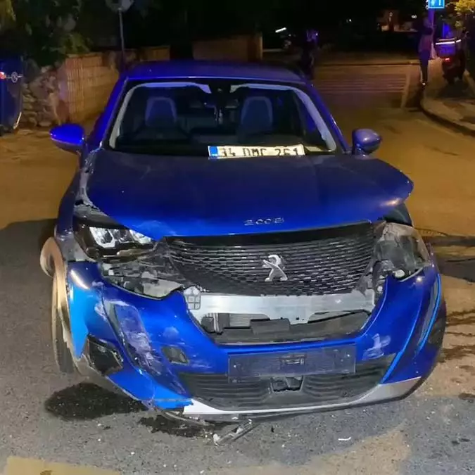Üsküdar'da iki araç çarpıştı; 3 yaralı