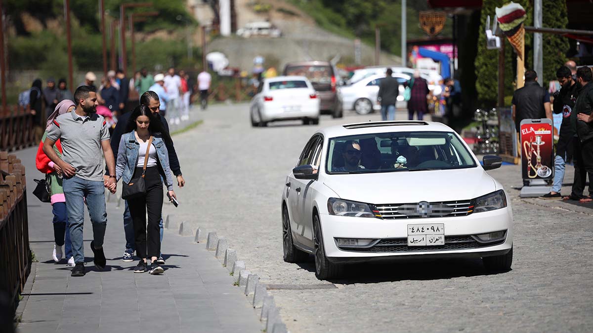 Trabzon'un çaykara ilçesindeki dünyaca ünlü turizm merkezi uzungöl ziyaretçi akınına uğradı. 10 kilometreyi aşan kuyrukta dur-kalk nedeniyle çok sayıda araç da arızalandı.  