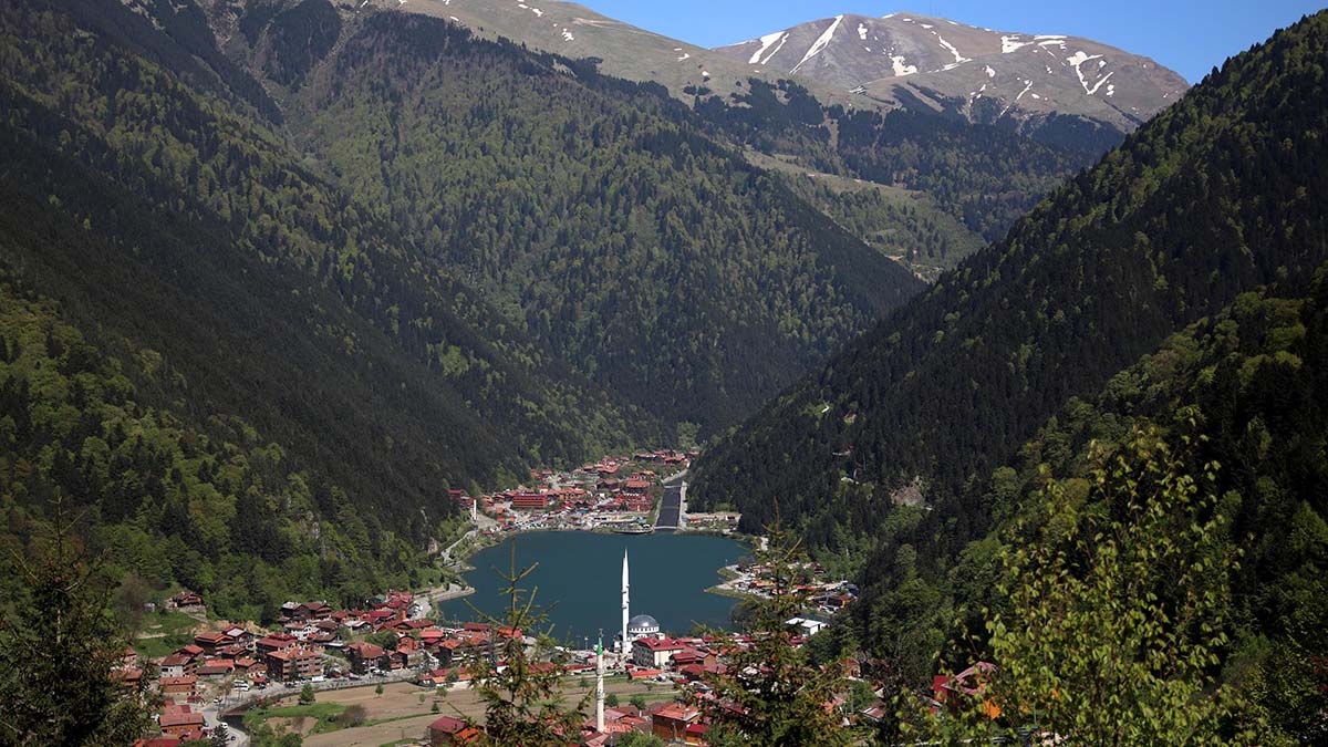 Uzungöl ziyaretçi akınına uğradı