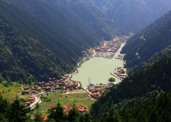 Uzungöl'e turistler akın etti