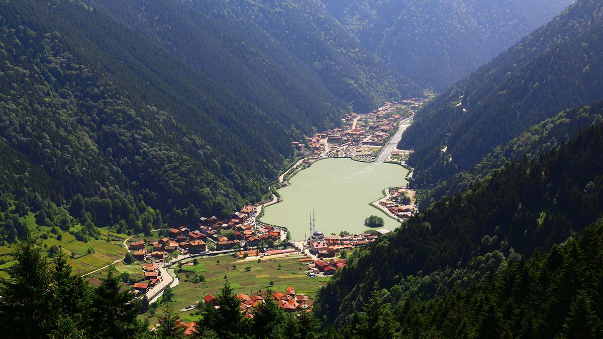 Uzungöl'e turistler akın etti