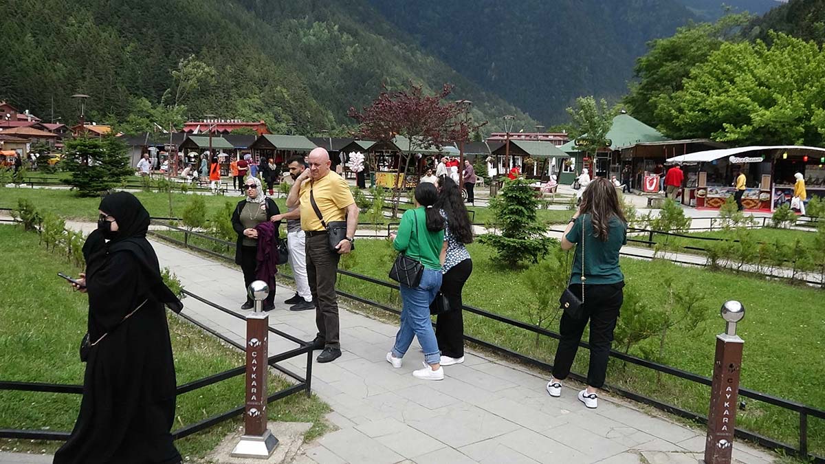 Trabzon'un Çaykara ilçesindeki Uzungöl'e turistler akın etti. Uzungöl yaz sezonunda yerli turistlerin yanı sıra charter uçak seferleriyle Orta Doğu ve Körfez ülkelerinden gelenleri ağırlıyor.